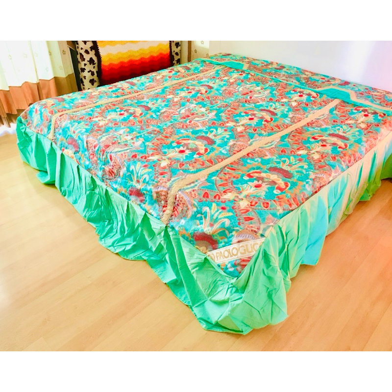 ผ้าปูรองนอน/ผ้าปูที่นอน หรือผ้าคลุมเตียง (กระโปรงเตียง) ขนาด 6.5-7ฟุต สีเขียวลายวินเทจ ด้านบนมีระบาย