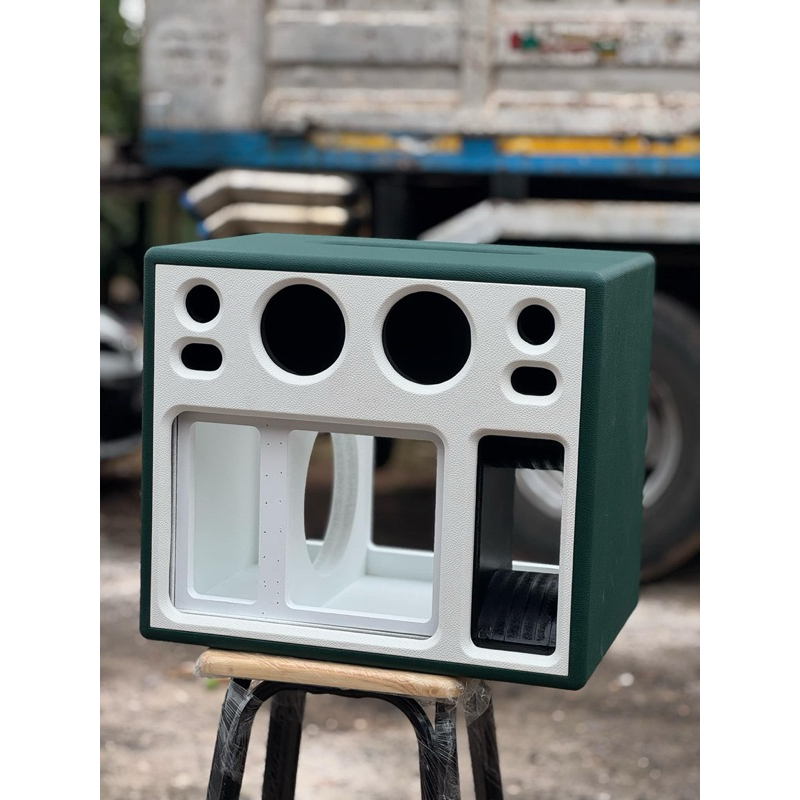 ตู้หุ้ม 8 กะแทกข้าง (ลมหน้าดอก) กลาง4*2แหลม2*2พร้อมอคิลิคหน้า