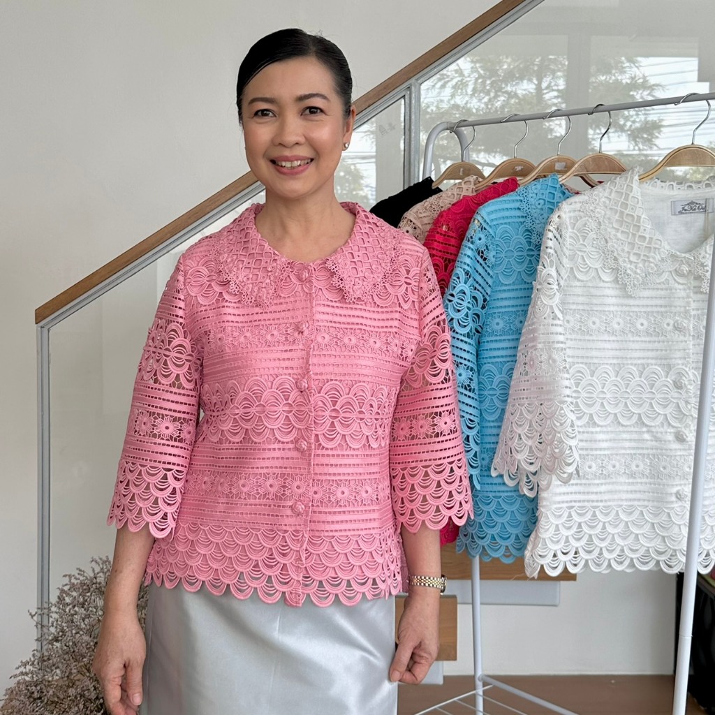 เสื้อลูกไม้คอตตอน ซับในลินิน ผู้ใหญ่ อก 38" 40" 42" 44" 46" 48" 50" อินกะออย In Ka Oil สีชมพูกลีบบัว/ครีม/ฟ้า/ดำ