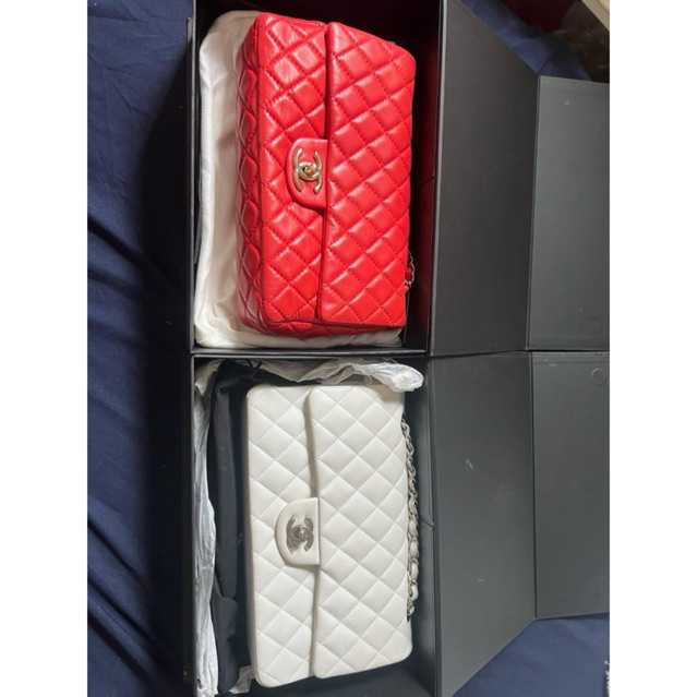 ส่งต่อกระเป๋าchanel แท้ของแม่ค้าเองค่ะ2ใบขาย 230,000 ตอนนี้เหลือแต่ ใบ caviar สีขาวนะคะ   สีแดงขายแล