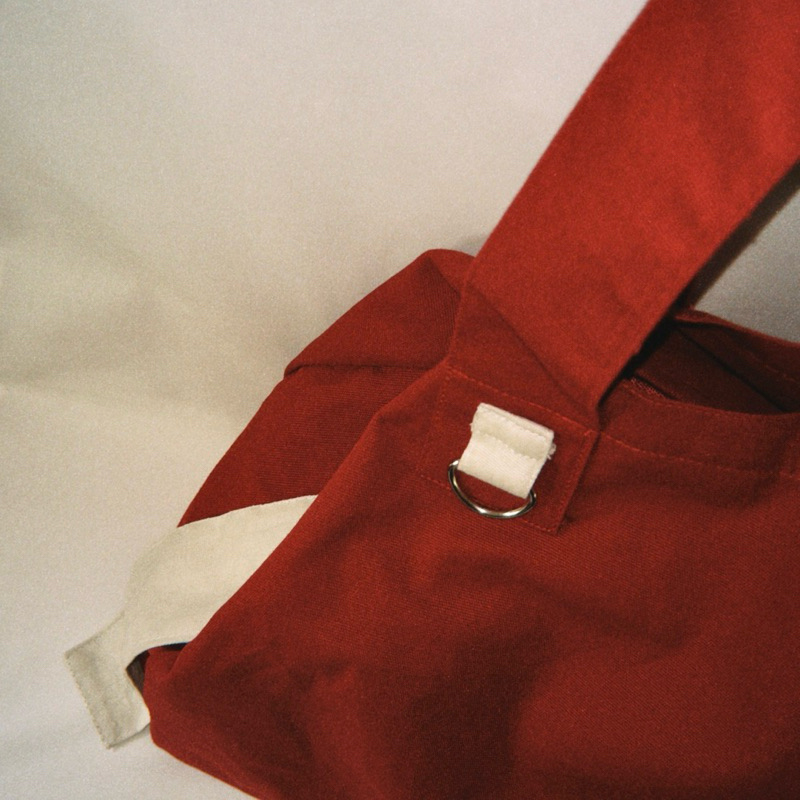 Leryc Tote Bag color : 02 Scarlet (กระเป๋าผ้าสะพายข้าง)