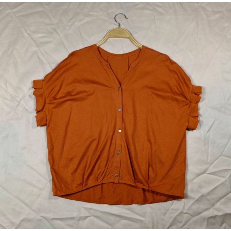 เสื้อแฟชั่นผ้าคอตตอนสีส้มงานกระดุมด้านหน้า(ใส่ได้ 2 แบบค่ะใส่กระดุมเป็นด้านหลังก็ได้) size F
รอบอก 4
