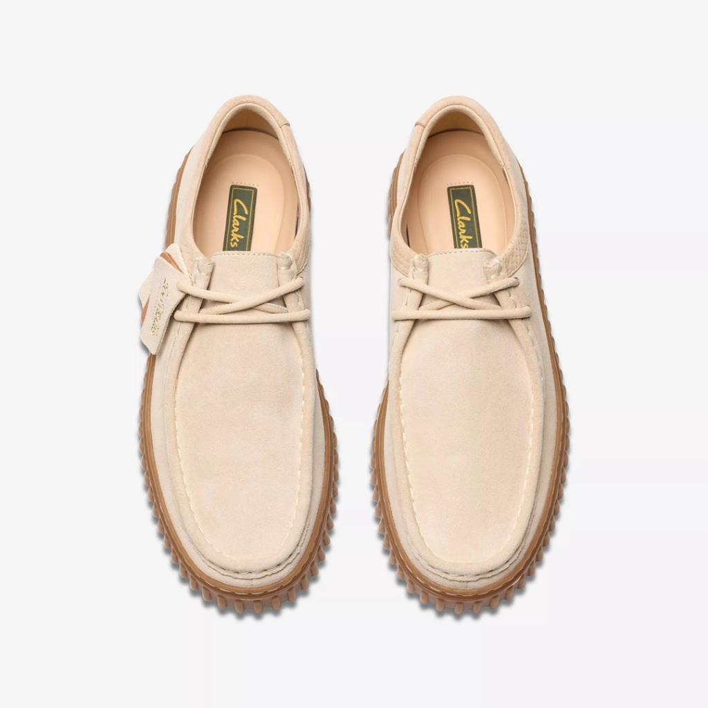 Clarks รุ่น TORHILL LO สี ECRU SUEDE รองเท้าผ้าใบผู้ชาย รองเท้า SNEAKER (รองเท้าสนีกเกอร์) หนังกลับ คุณภาพดี ใส่สบาย