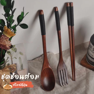ชุดช้อนส้อมไม้ พื้นผิวของเครื่องใช้บนโต๊ะอาหารขัดอย่างระมัดระวังและพื้นผิวเรียบมาก