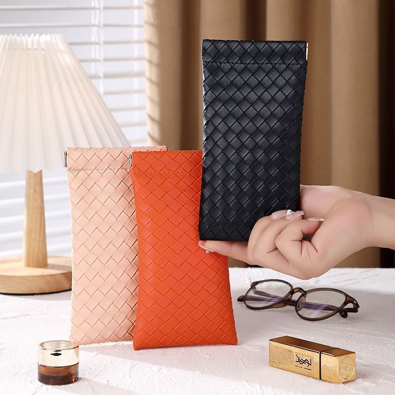 ShopAt.Two[BG-920] กระเป๋าใส่แว่นตา หนัง PU ลายถัก มีแม่เหล็กปิดกระเป๋า พกพาสะดวก