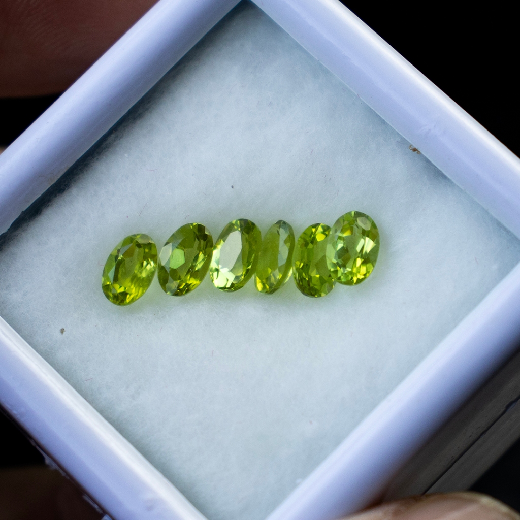 พลอยเพอริดอท (Peridot) รูปทรงไข่ พลอยแท้จากประเทศพม่า ขนาด 6 x 4 มิล จำนวน 5 เม็ด สินค้ามีใบรับประกัน