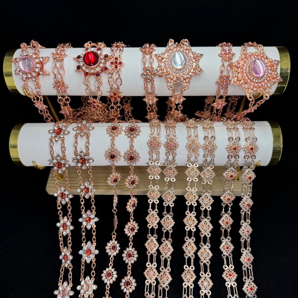 สังวาลย์ประดับพลอยสี มีจี้ สวยงาม สวมใส่ประดับชุดไทย