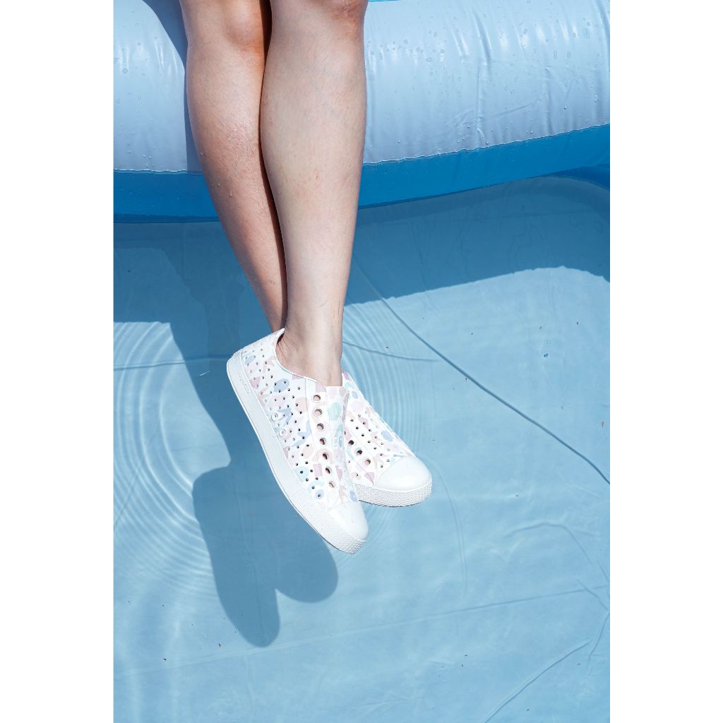 Native รองเท้ากันน้ำผู้ใหญ่ EVA รุ่น Jefferson Wanderfoam Print Shell White/ Shell White/ Wayward Shapes