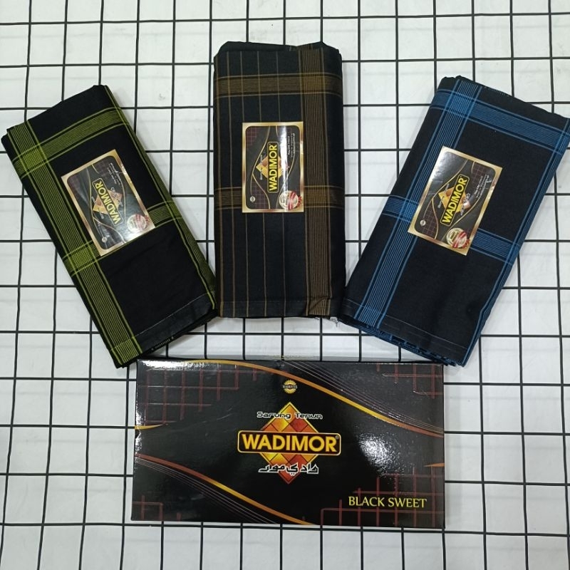 ผ้าโสร่งผู้ชาย   แบรนด์  WADIMOR ลายดำตาราง สวย ดูดี กว้าง 2 เมตร ผ้าไม่ลืน ซับน้ำดี เย็บแล้วจ้า ราคาถูก Shopee Lazada