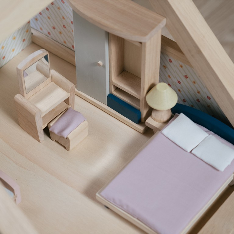 PlanToys ของเล่นไม้ 7357 Bedroom - Orchard ห้องนอน - สีออร์ชาร์ด เสริมพัฒนาการ สำหรับเด็กอายุ 3 ปี ขึ้นไป — صورة 3