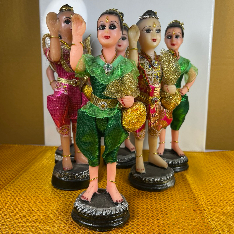 กุมารและกุมารี นุ่งผ้ายกสูง 9 นิ้ว