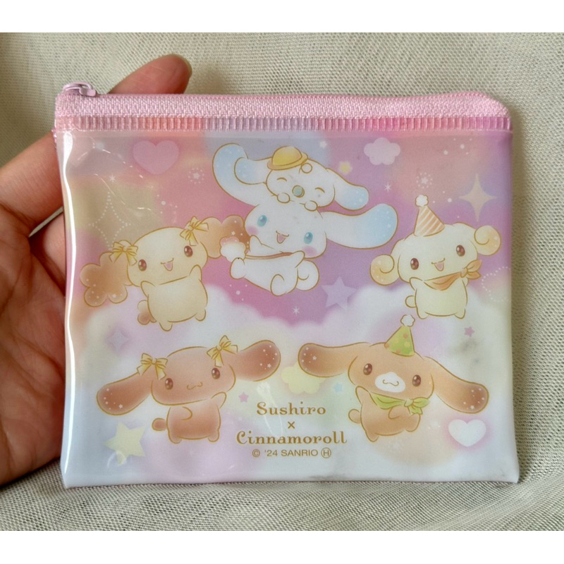 มือสอง(มีคราบวัสดุรอบๆ) กระเป๋าพลาสติกใบเล็ก Cinnamonroll Mocha x Sushiro Sanrio ปี 2024ค่ะ ขนาด 10 