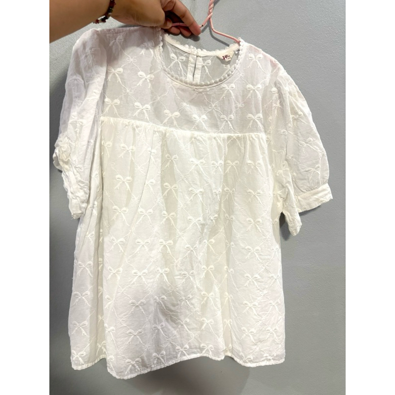 เสื้อขาวลูกไม้ลายโบ เสื้อขาวใส่ทำบุญ ยี่ห้อ Poi Poi Fashion สินค้ามือ 2 เสมือนสินค้ามือ 1
