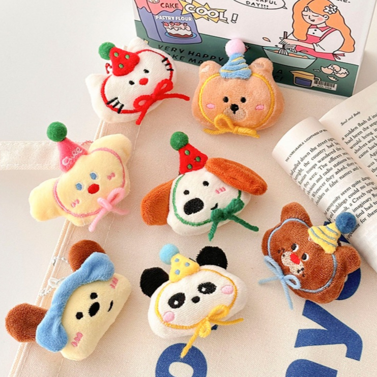 ร้านไทย พร้อมส่ง! พวงกุญแจตุ๊กตา ที่แขวนกระเป๋า ที่แขวนแอร์พอต ของขวัญปัจฉิม เป็นพวงกุญแจ ลายหมาแมว