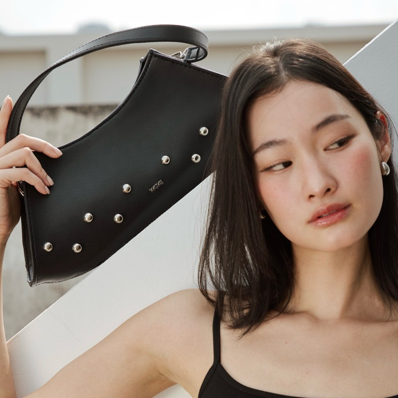 WOVE - Rocking Rivet shoulder bag กระเป๋าถือ/สะพายไหล่ แต่งด้วยหมุดย้ำนูนสีเงิน