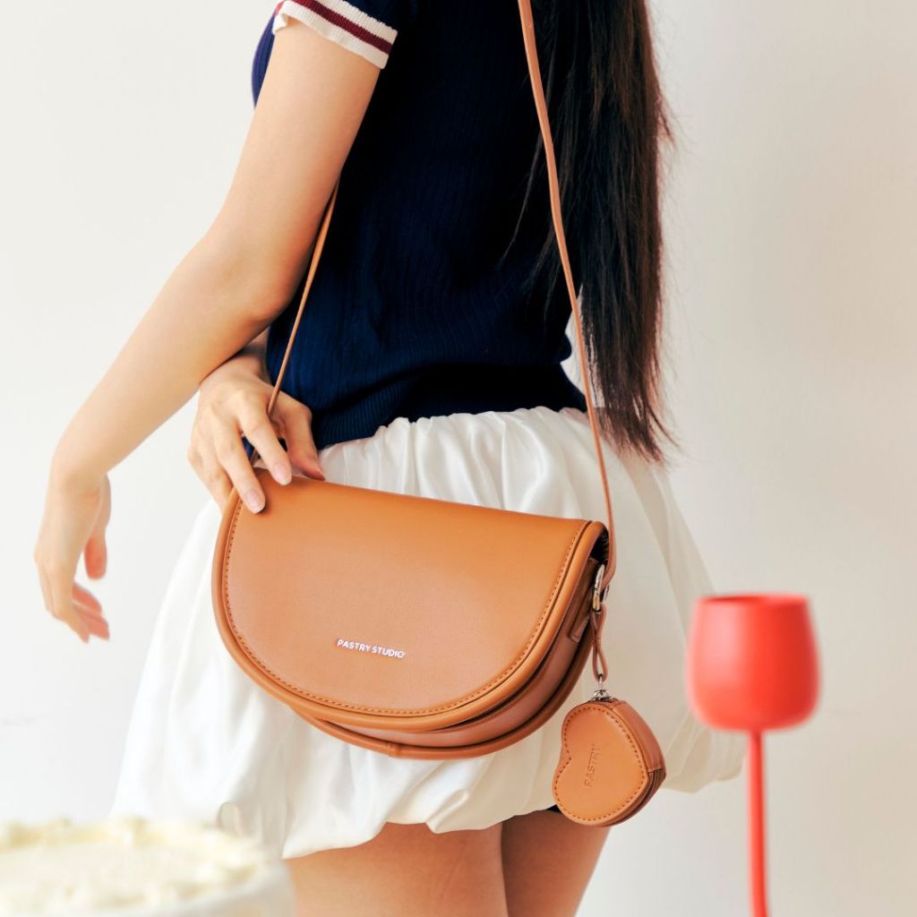 (NEW)🥞 Crepe กระเป๋าทรง half moon คอสบอดี้ได้ - The pastry studio