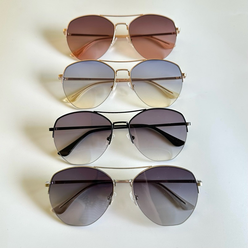 มี 4 สี Calvin Klein Aviator Sunglasses