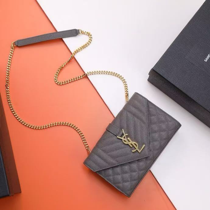 SAINT LAURENT YSL ENVELOPE กระเป๋าสะพายข้างหนังลายเกรนกระเป๋าสะพายข้าง  526286  107
