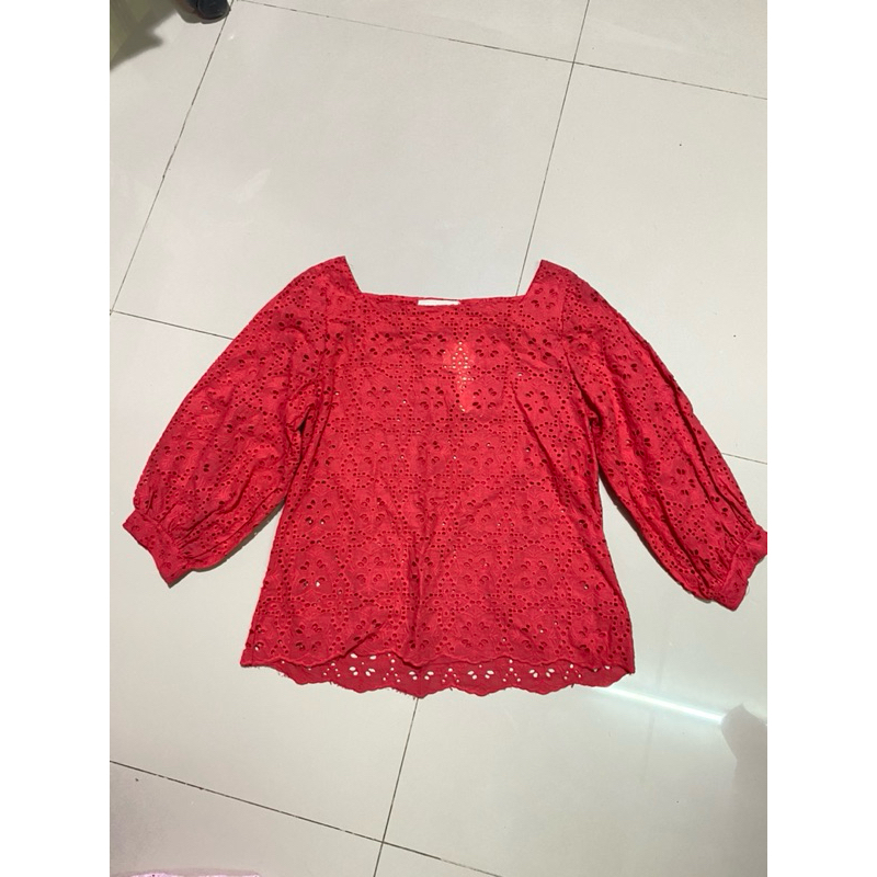 เสื้อลายฉลุคอเหลี่ยมสีแดงป้าย chicha