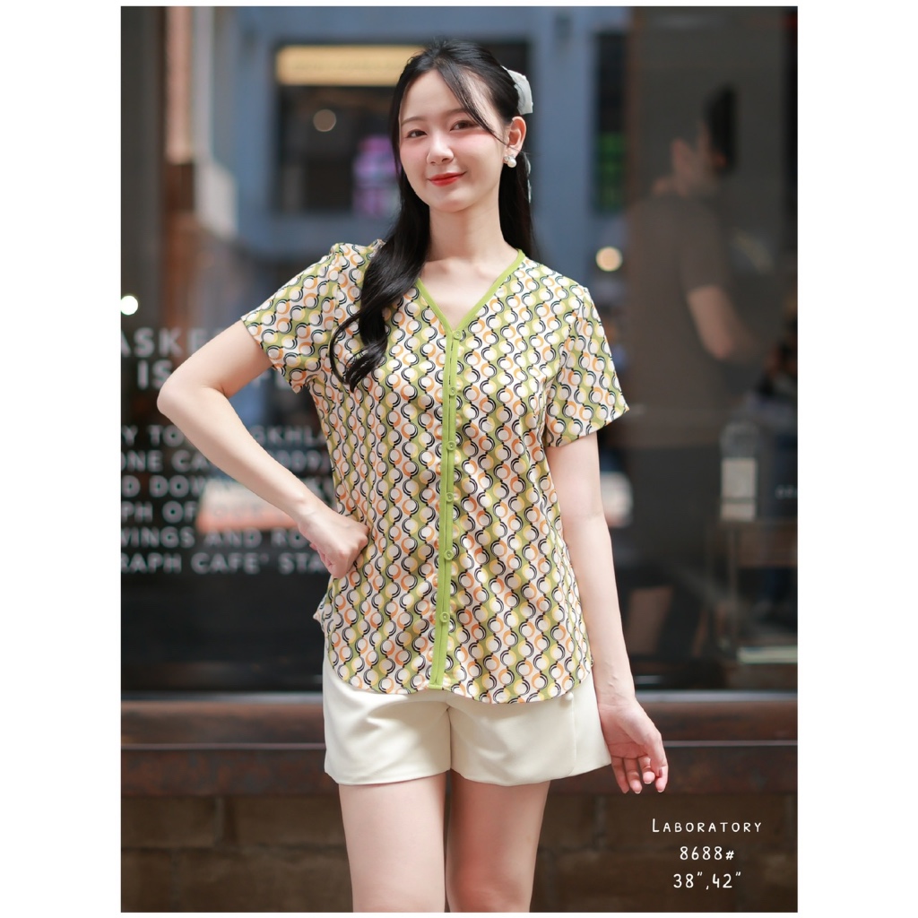 Laboratory เสื้อ 8688# เสื้อพิมพ์ลายคอวีแต่งกระดุมหน้าแขนสั้น ไซส์ 38”,42”,44"
