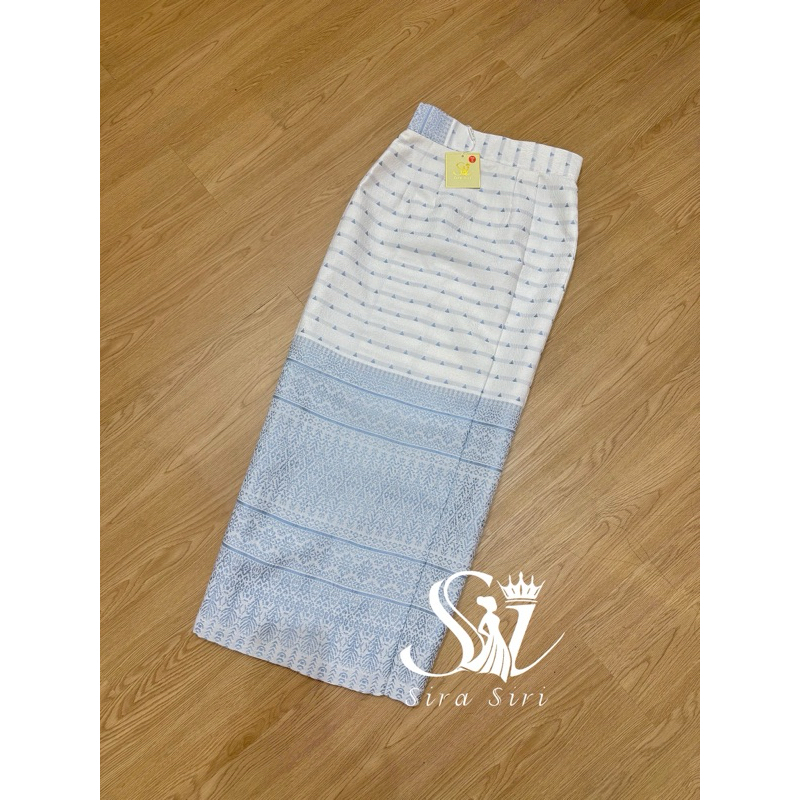 Sira Siri ผ้าถุงสำเร็จรูปทอลาย ผ้าฝ้าย สีขาวฟ้าหม่น ยกดิ้นเงิน มีซิปซ่อนด้านหลัง งานตัดเย็บละเอียด อัดกาวอย่างดีทั้งผืน