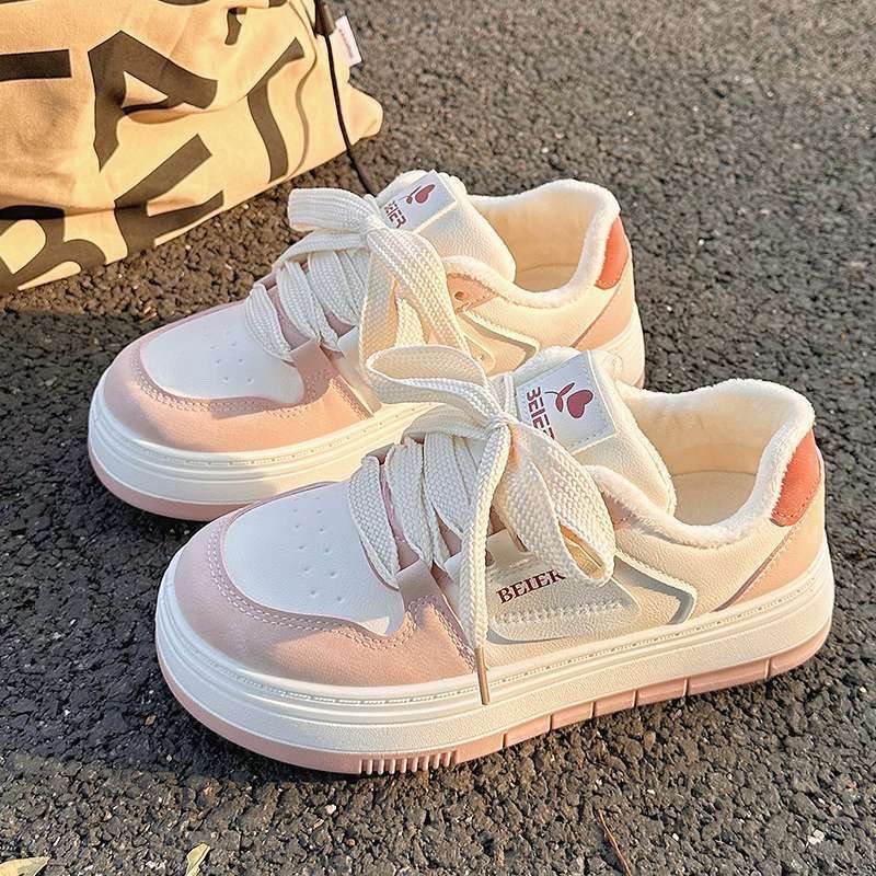 Tikp5 รุ่นใหม่แฟชั่นเรียบง่ายส รองเท้าผ้าใบผู้หญิง สีขาว สวยและใจกว้าง ดูดีสุดๆ รองเท้าใส่ไปมหาลัย