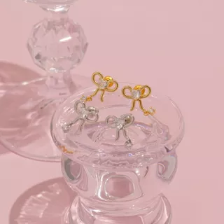 Petite Ribbon Stud ต่างหูรูปโบว์ประดับเพทายหัวใจ