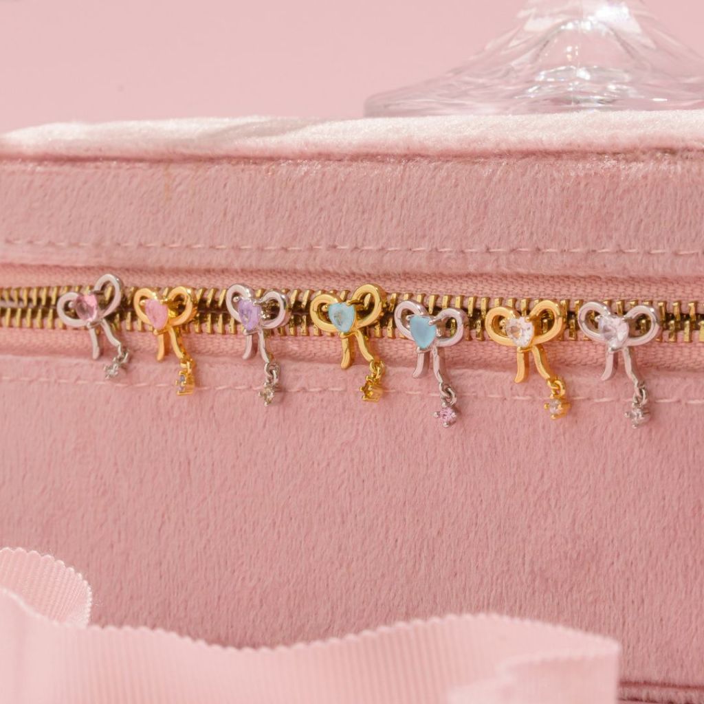 Petite Ribbon Stud ต่างหูรูปโบว์ประดับเพทายหัวใจ