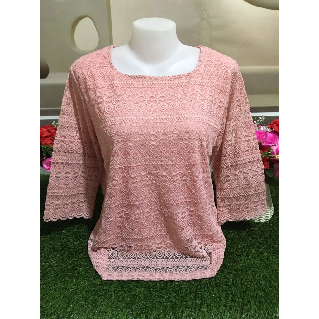 เสื้อลูกไม้ ลายดอกไม้ ลูกไม้ผ้านิ่ม ใส่สบาย อก36-42นิ้ว มีซับในตัว คอเหลี่ยม รุ่น716