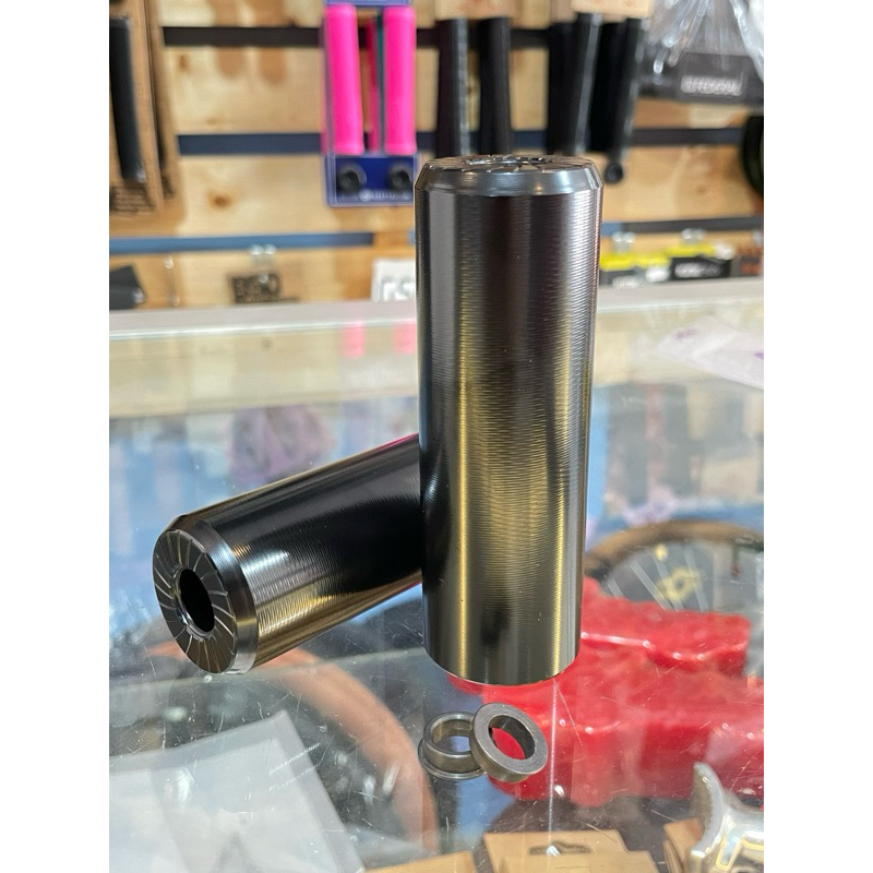 เป๊กเหล็กพักเท้าจักรยาน ความยาว 4.25" ขนาดแกน 14 มม. (พร้อมแหวนแปลงแกน10มิล) (สีดำ)ราคาต่อ 1 ข้าง