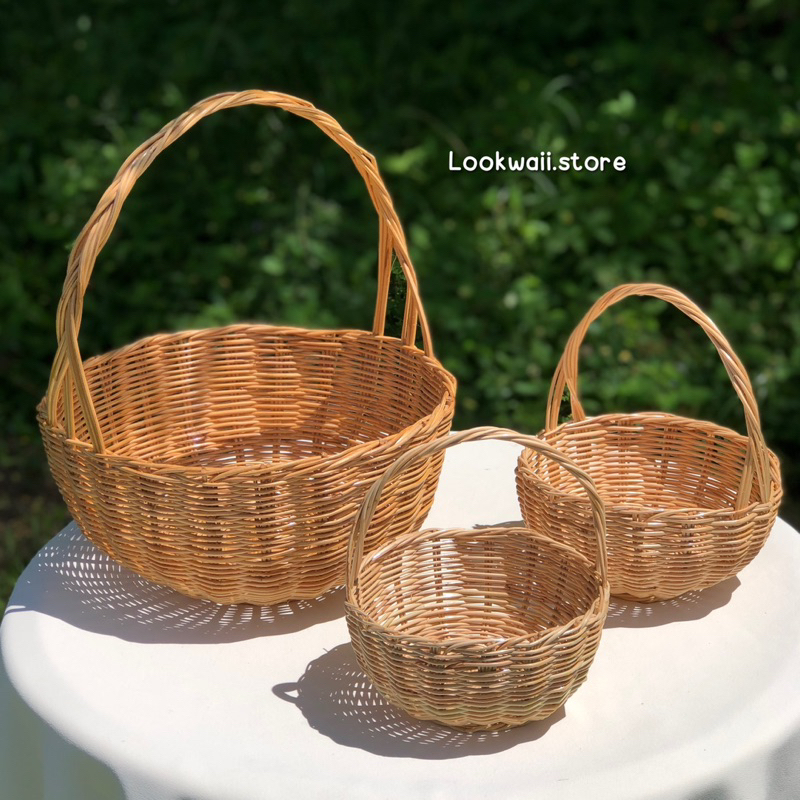 ตะกร้าหวายลูกจันทร์วงกลมมีหูหิ้วเคลือบเงา