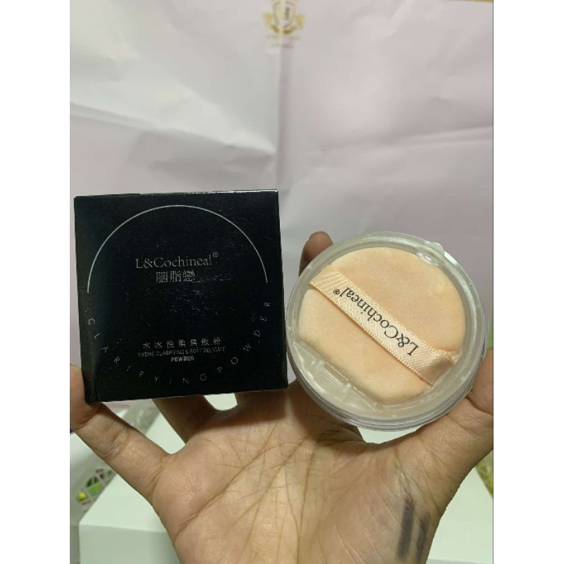 แป้งฝุ่น L&Cochineal แป้งฝุ่นคุมมันเนื้อมันบางๆผิวเรียบปกปิดริ้วรอยบนใบหน้ากันน้ำกันเหงื่อ ติดทนนาน ปริมาณ 10 กรัม