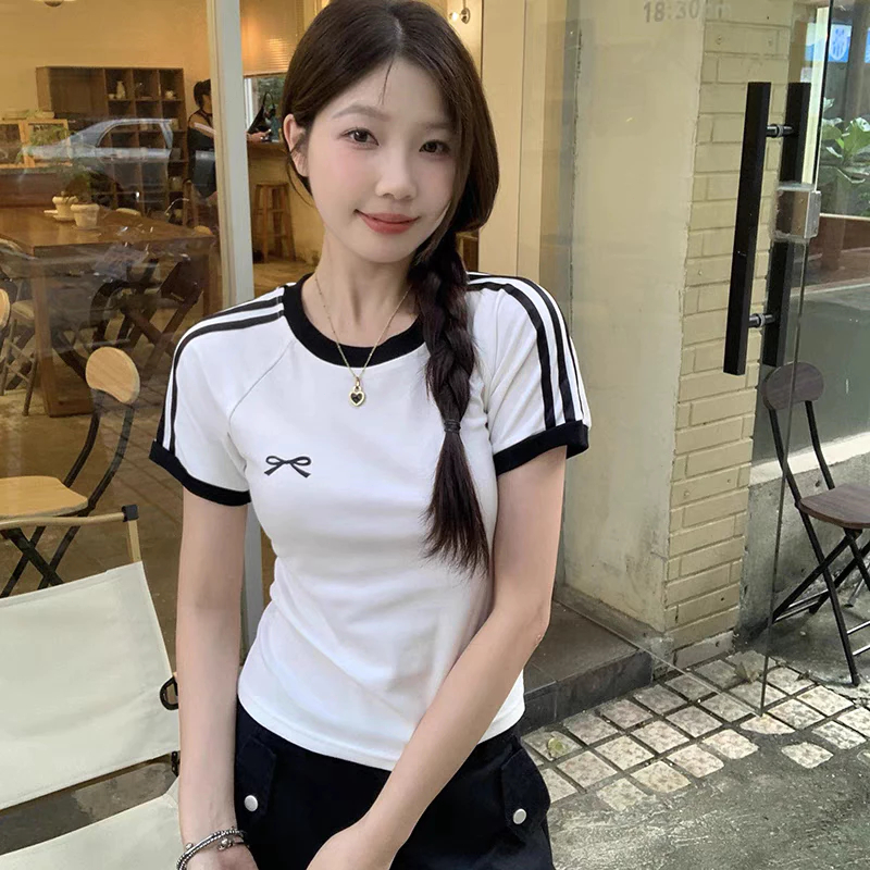 เสื้อยืดผู้หญิง เซ็กซี่สไตล์เกาหลี คอกลม แขนสั้น เส้นคู่ ขาวดำ รูปทรงสวย
