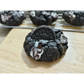 Cookies and cream cheesecake stuffed soft cookies. ชิ้นละ 85 กรัม