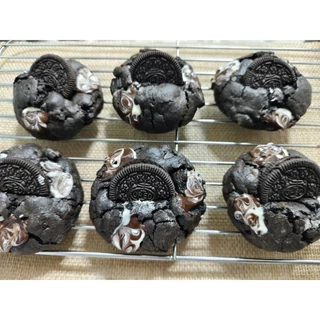 Cookies and cream cheesecake stuffed soft cookies. ชิ้นละ 85 กรัม
