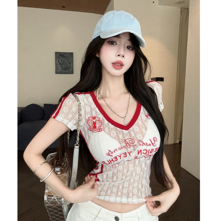 เสื้อยืดผู้หญิง เสื้อลูกไม้คอวี ทรงลิฟฟิต งานปักสีเเดง ยืดเยอะ สไตล์วินเทจ #020315