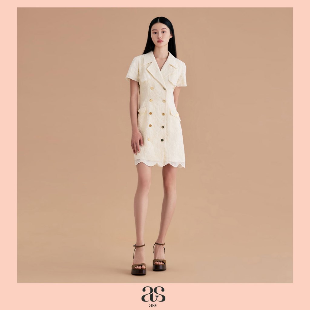 [asv ss25] Pamela Trench Dress เทรนช์เดรส แขนสั้น กระเป๋าข้าง แต่งกระดุมทองแถวคู่ด้านหน้า ผ้าปักลายด