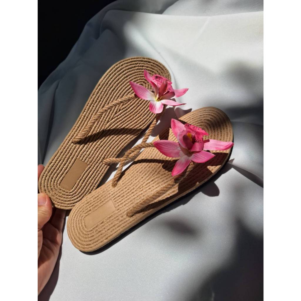 รองเท้าดอกไม้สานเชือก ดอกจำปี พร้อมส่งจากไทย