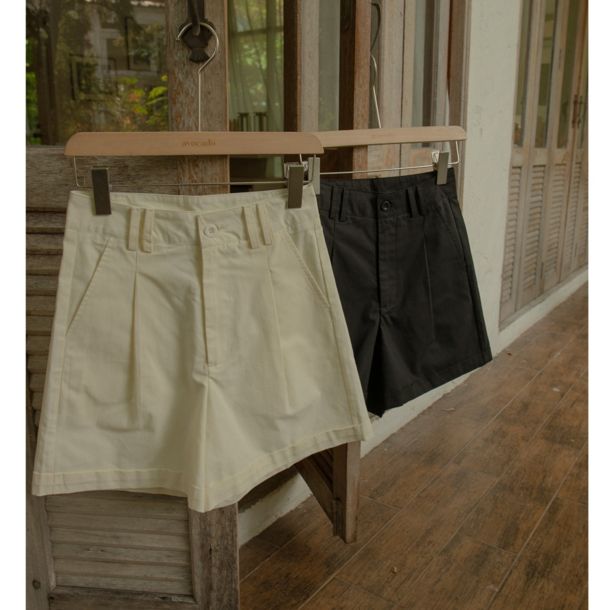 avo chillin shorts  กางเกงขาสั้นผ้า cotton รุ่นนี้จะไม่ได้สั้นมากจนเกินไปนะค้า มีดีเทลแต่งหูเข็มขัด 2 เ