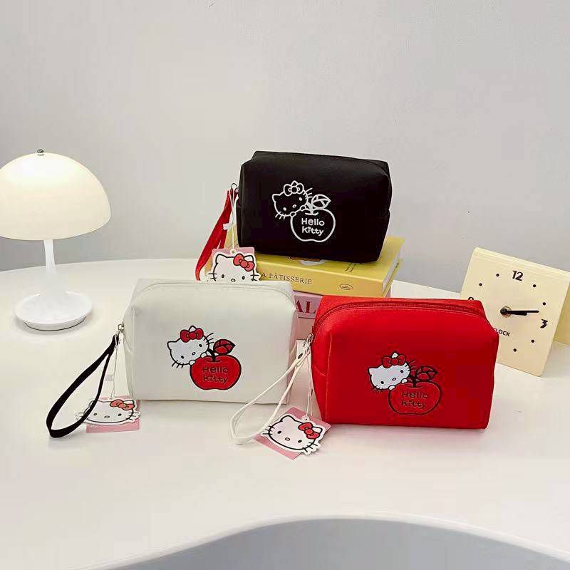 กระเป๋าใส่เครื่องสำอางค์ทรงเหลี่ยม Hello Kitty สินค้าลิขสิทธิ์แท้💯💯💯 ขนาด 18×12×9 cm วัสดุทำจากผ้า ม