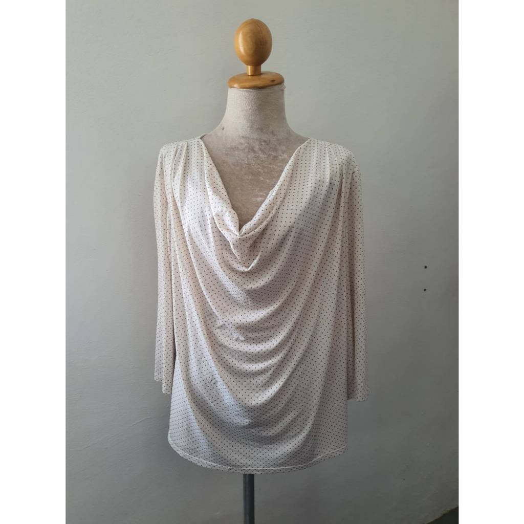 FF06161 เสื้อคอถ่วง มือสอง สีขาวลายจุดนูน แบรนด์ dressbarn อก 50-54 นิ้ว