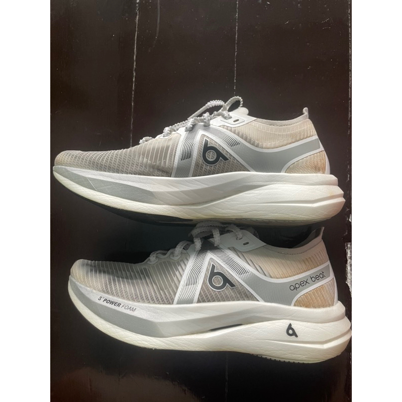 รองเท้า apexbeat swift สีWhite /Matalic silver