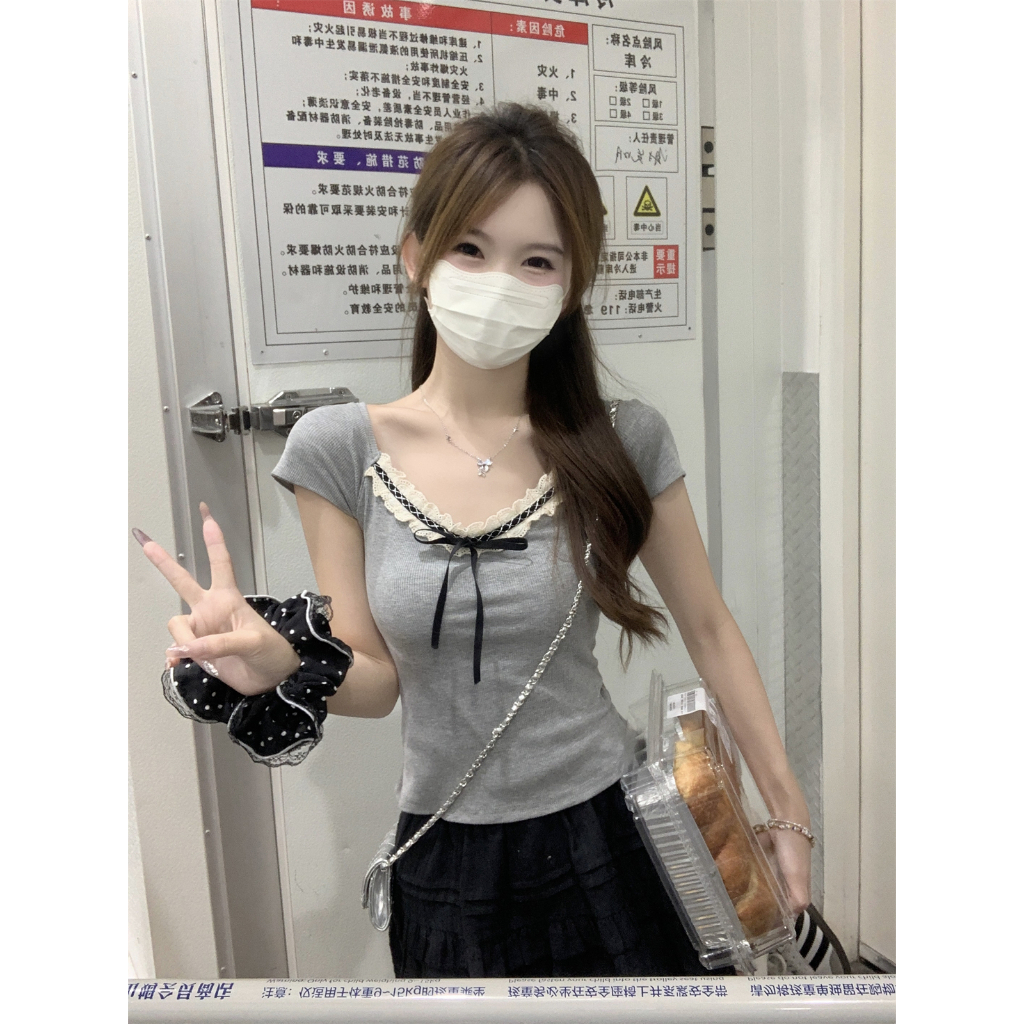 Beryl 🌻เสื้อยืดสวยๆผู้หญิง เสื้อยืดเข้ารูป แขนสั้น แต่งโบว์ ลูกไม้คอวีน่ารัก สไตล์เกาหลีเรียบง่าย