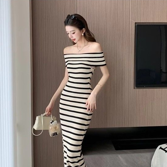 พร้อมส่ง GR092 เดรสเปิดไหล่ผ้าถักลายทางยาวครึ่งน่องเข้ารูป เซ็กซี่ ใส่สบาย