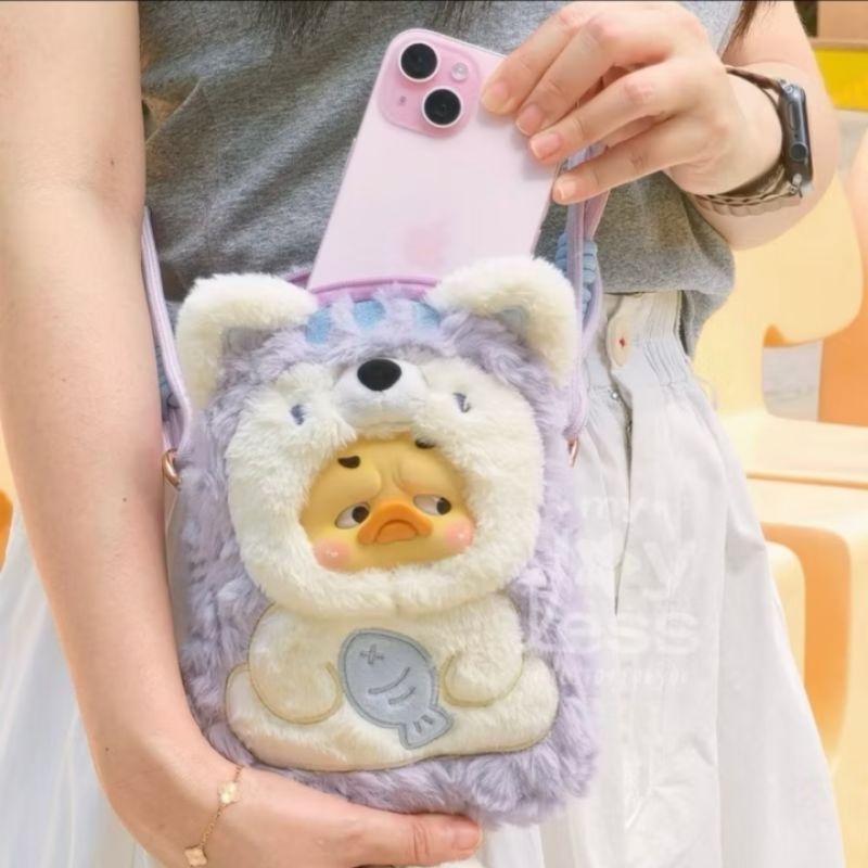 พร้อมส่ง‼️ UPSETDUCK STAY WITH YOU DUCK กระเป๋าสะพายใส่มือถือได้ แบบเช็คการ์ด ใช้Codeแฟชั่นลดเพิ่มได้ค่ะ