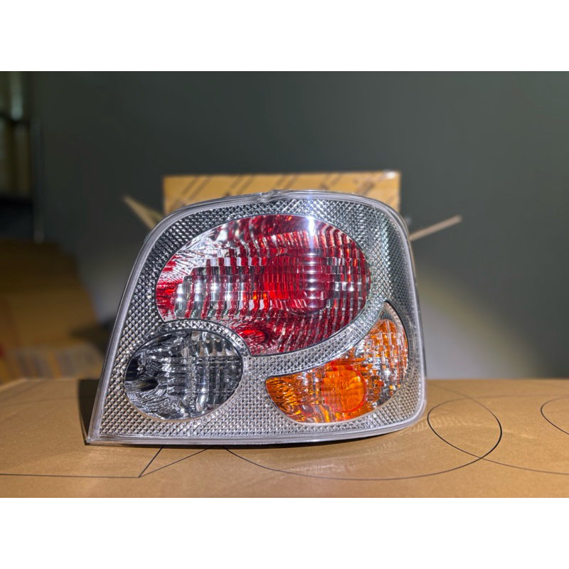 ไฟท้าย Toyota Sport Rider D4D ของแท้ พร้อมหลอด ขั้วปลั๊ก (ข้างขวา)