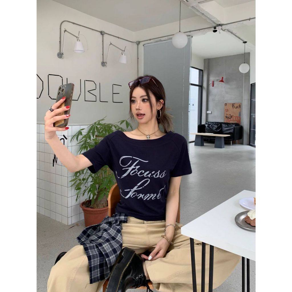 เสื้อยืดผู้หญิง เสื้อปาดไหล่ แขนสั้น เสือใส่สบาย โอเวอร์ไซส์ เสื้อเเขนสั้นผู้หญิง ผ้านิ่ม เข้ากับทุกสไตล์ได้ สไตล์วินเทจ รูปที่ 2