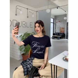 เสื้อยืดผู้หญิง เสื้อปาดไหล่ แขนสั้น เสือใส่สบาย โอเวอร์ไซส์ เสื้อเเขนสั้นผู้หญิง ผ้านิ่ม เข้ากับทุกสไตล์ได้ สไตล์วินเทจ