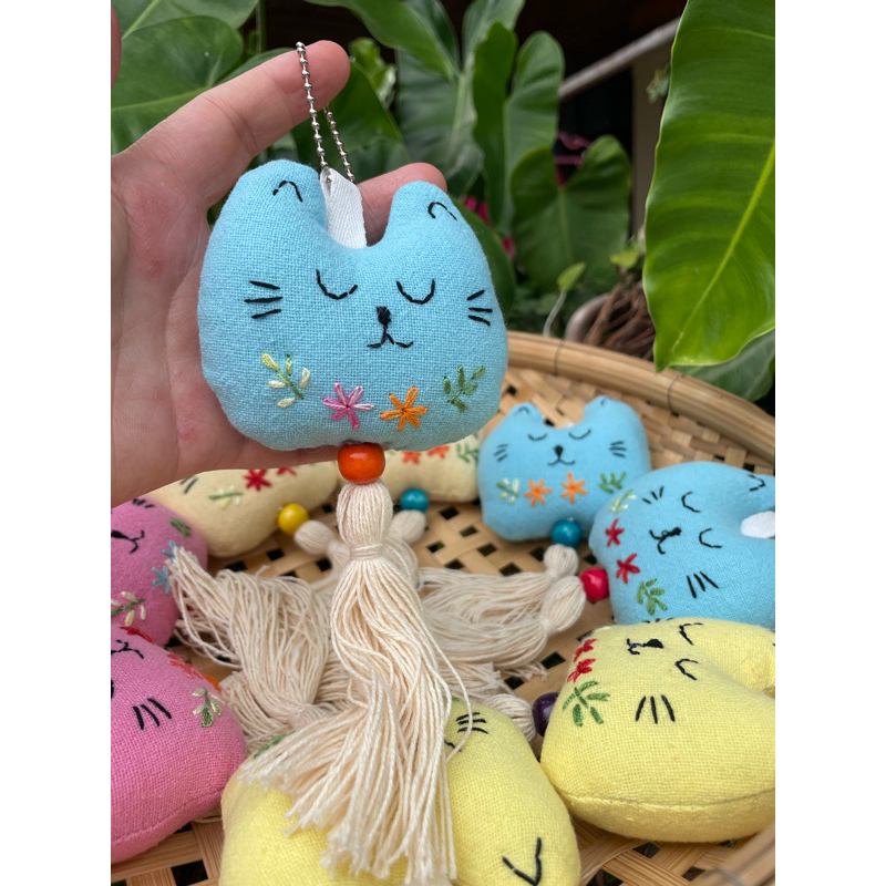 พวงกุญแจน้องแมว ผัาทอสีพื้น ปักมือ แต่งพู่ ของปัจผฉิมของที่ระลึกของฝาก