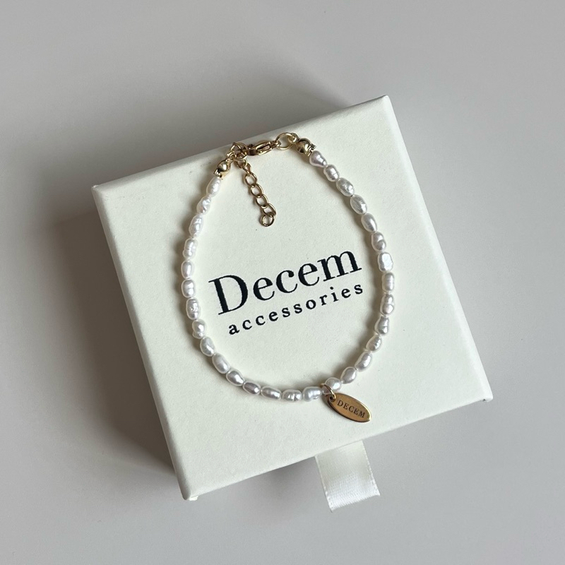 Decem- สร้อยข้อมือมุกน้ำจืด อะไหล่สแตนเลสชุบทอง มีถุงเก็บแถมให้